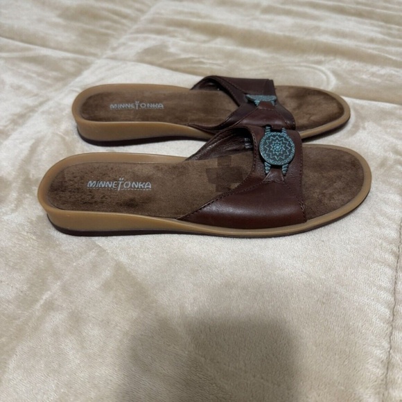 Minnetonka Size 9 Solid Brown Leather Open-Toe Sandals - EUC - Picture 2 of 6